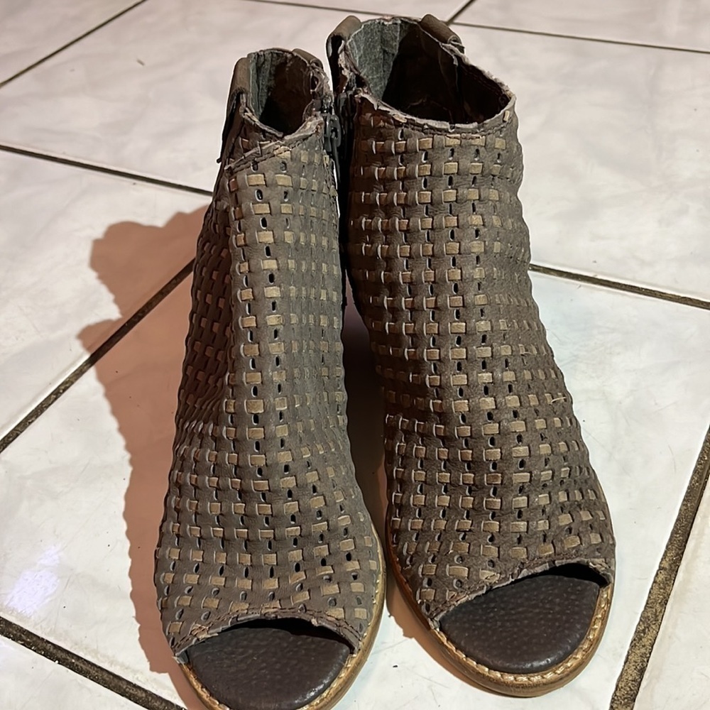 Journee Signature Devine Women's Peep Toe Leather Ankle Boots - Picture 13 of 14